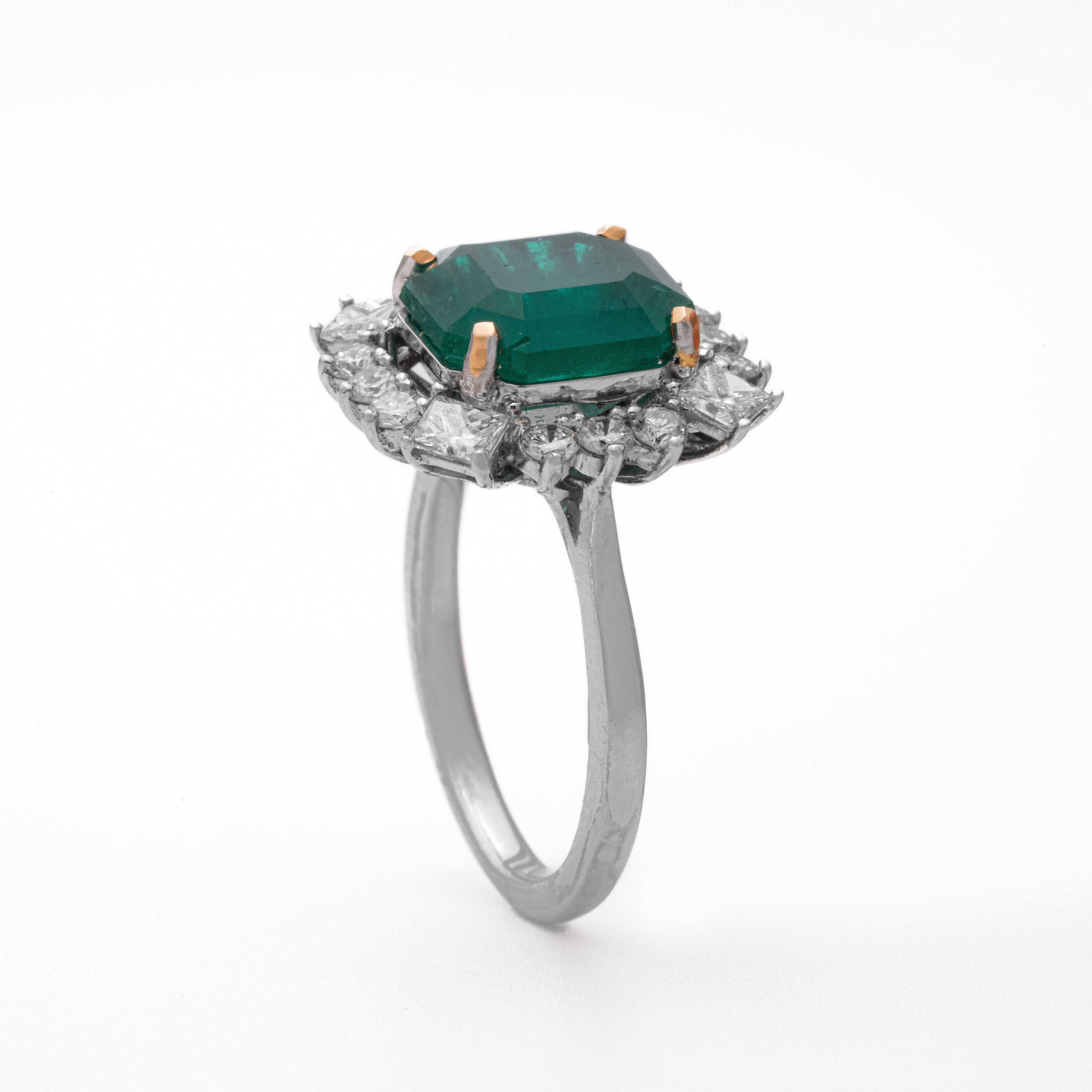 Anillo de esmeralda de talla princesa