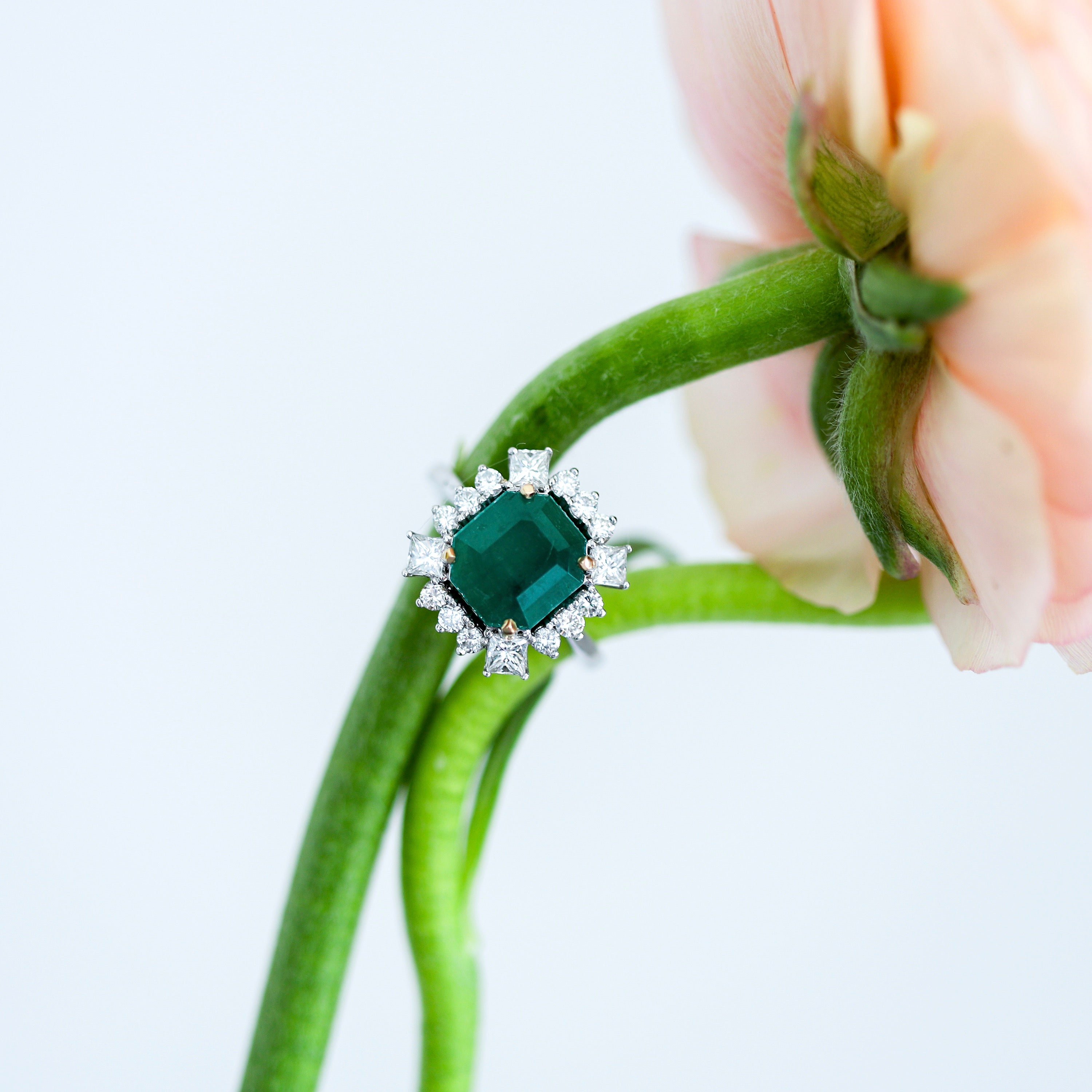 Anillo de esmeralda de talla princesa