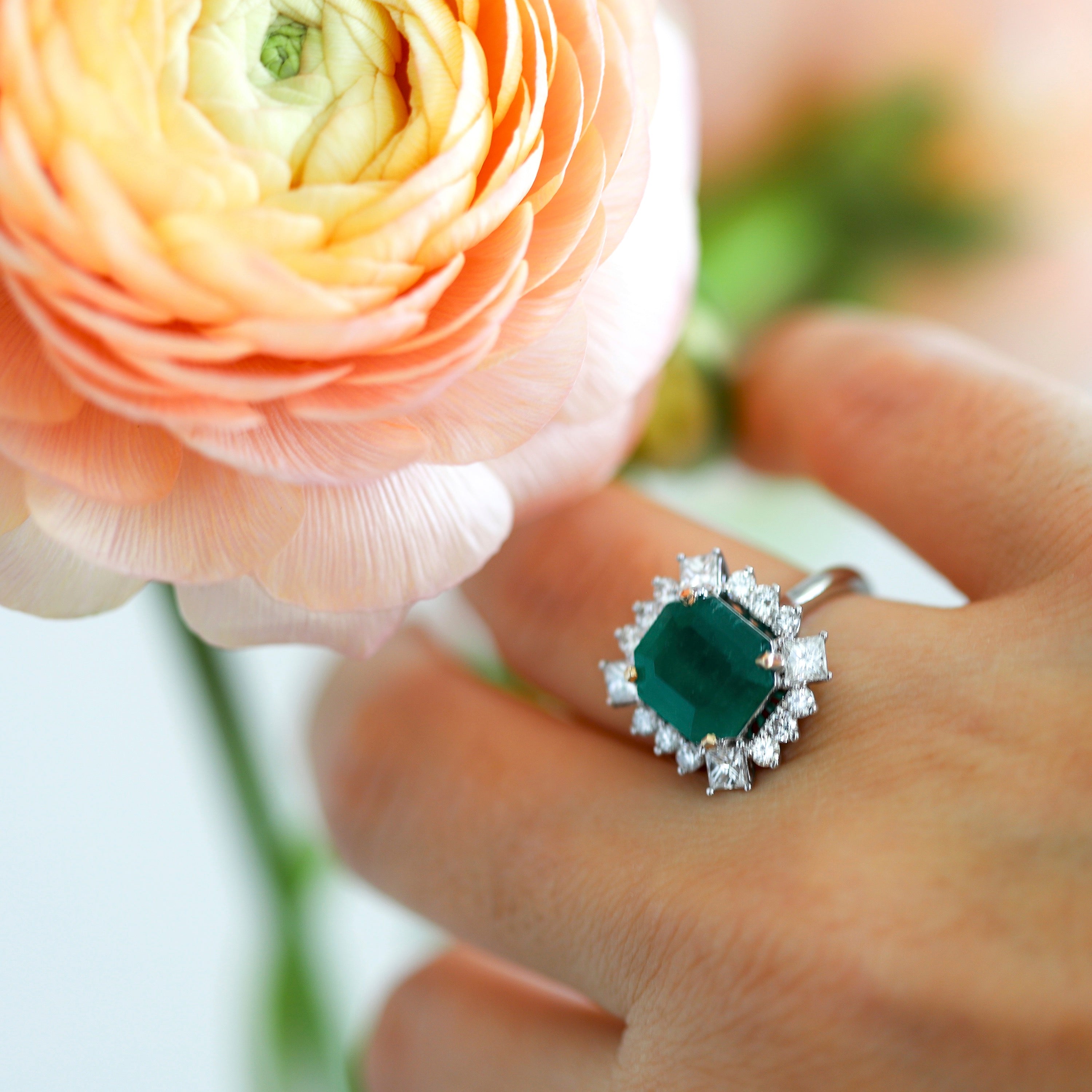 Anillo de esmeralda de talla princesa